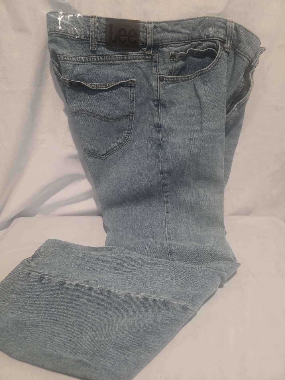 Lee Men’s Light Wash Relaxed Fit Jeans - Picture 3 of 6